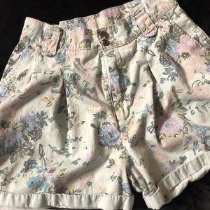 High waisted floral shorts 🌸🌸
